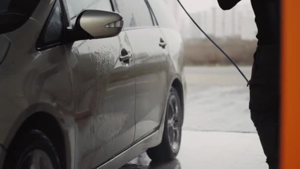 Bir arabayı temizlemek için yüksek basınç altında suyu yavaş yavaş kullanma. — Stok video