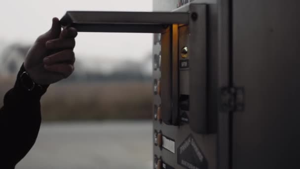 Man on self-service carwash open a cover of bill acceptor and gives a cash — Vídeos de Stock