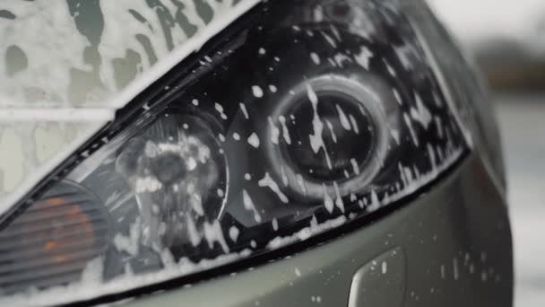 Yeşil arabaların yakın çekim beyaz köpük ve sabun kaplı araba yıkama — Stok video