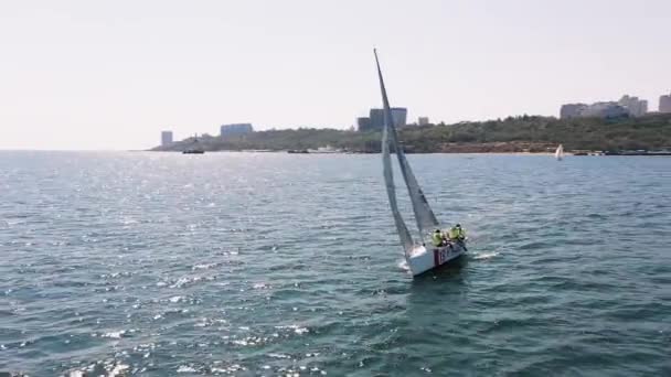 Majestueux yacht à la mer bleue dans une journée ensoleillée — Video