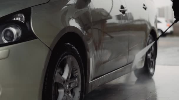 Błyszcząca powierzchnia mycia samochodu wodą pod wysokim ciśnieniem — Wideo stockowe