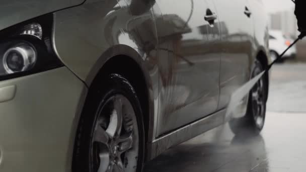 Shiny surface of a car washing with water under high pressure — Vídeos de Stock