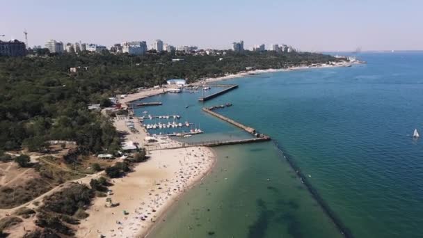 Dermaga kecil dengan breakwater di pantai laut biru indah — Stok Video