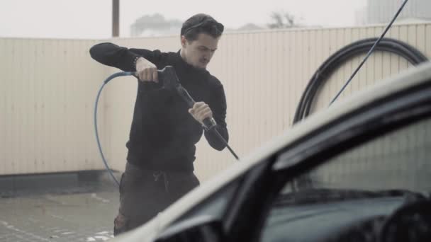 Araba yıkama işlemi yüksek basınçlı su teçhizatı ile otomatik oto yıkama — Stok video