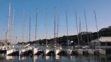Güneşli bir barış gününde sessiz limandaki yelkenli yatlarının görkemli manzarası..