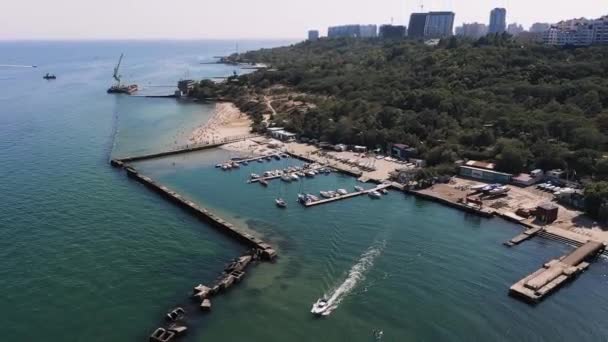 Tir à l'air d'un port près de Cyan couleur de l'eau de mer et la forêt sur une colline — Video