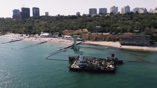 Panorama de la vieille grue havre de paix dans la baie silencieuse près de la station moderne dans les collines verdoyantes — Video