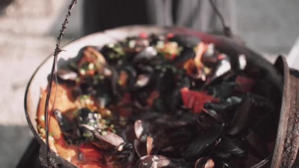 在室外大锅中搅拌贻贝的过程 — 图库视频影像