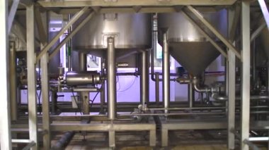 Büyük yapılara yerleştirilmiş büyük metal depolama ve filtreleme tankları