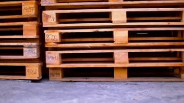 Depoya istiflenmiş odun paletlerinin baştan aşağı incelenmesi