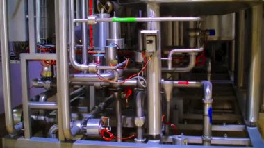 Boru hatları ve depolama tanklarının modern teknolojik sanayi yapısı. 