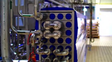 Modern endüstriyel üretim hattı doldurma makinesi modern fabrikada kullanılır.