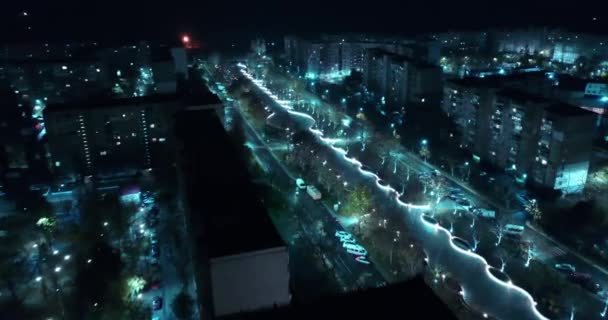 Volando por encima de la ciudad moderna con brillante iluminación fresca. — Vídeos de Stock