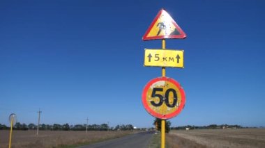 Sarsıcı yol tabelalarına bakmak yenileme ile ilgili dikkati çekiyor. 