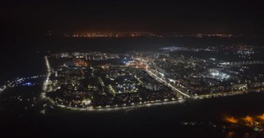 Modern kasaba destansı arka plan ışıklarının üzerindeki İHA. 