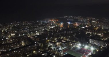 Gece saatinden büyük bir şehir. Şehir merkezinin ve yerleşim alanlarının hava görüntüsü.