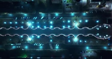 Gökyüzü gecesi, bir sürü ışıkla aydınlatılmış uzun caddeye bakın.