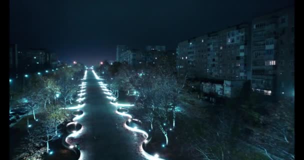 Plano aéreo de larga avenida iluminado con encendedores led en forma de ola por la noche — Vídeos de Stock