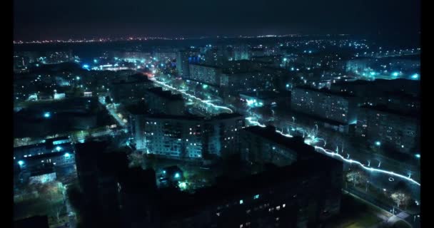 Drone fly view nowoczesnego miasta oświetlonego futurystycznym zimnym niebieskim światłem. — Wideo stockowe