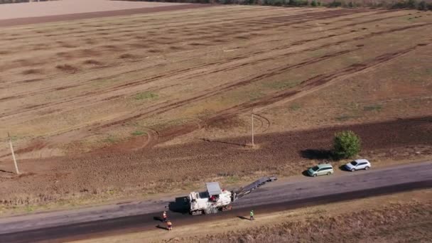 Sesión aérea de trabajos de renovación de asfalto en la mayor parte de la carretera rural — Vídeos de Stock