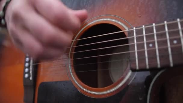 Scatto ravvicinato di suonare su vecchie corde di chitarra. — Video Stock