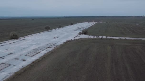 Drone vliegen boven oude landingsbaan strip op verloren militair vliegveld op de steppen — Stockvideo