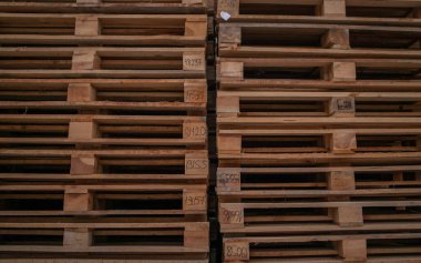Endüstriyel ve ulaşım için ahşap paletler büyük bir sütuna istiflenmiş