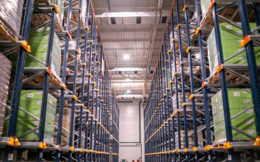 Lojistik merkezi çok sayıda desteyle dolu raflarla dolu..