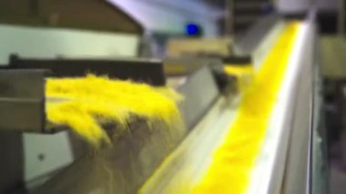 Makarna bir kart makinesine düşüyor.. 