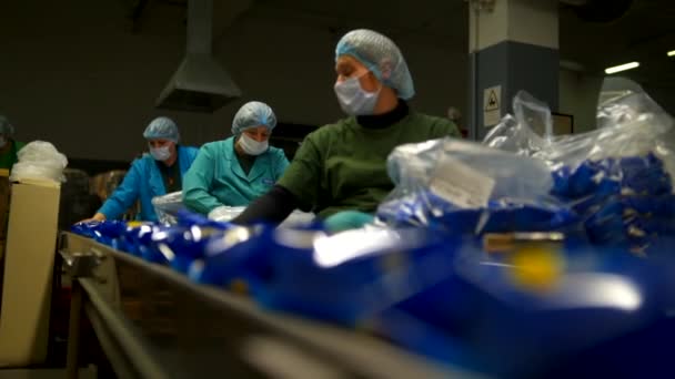 意大利面工厂的女雇主从传送带带上蓝色的意大利面包 — 图库视频影像