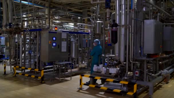Controlador mira alrededor de un gigante detectores de máquinas industriales — Vídeo de stock