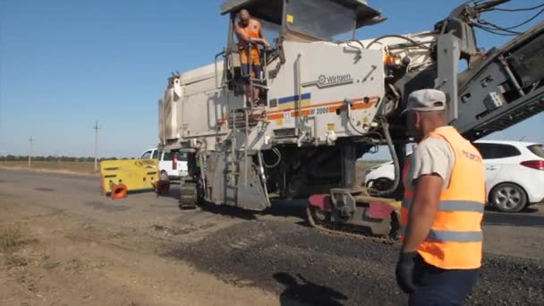 Construction workers on road repair speak with each other — Vídeos de Stock