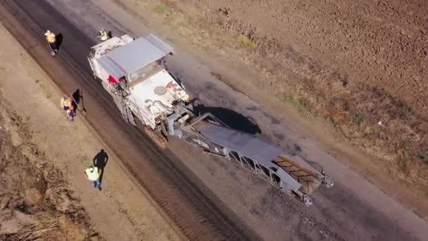 Aerial shoot of moving from the top, closer to asphalt paver with worker brigade — Vídeo de Stock