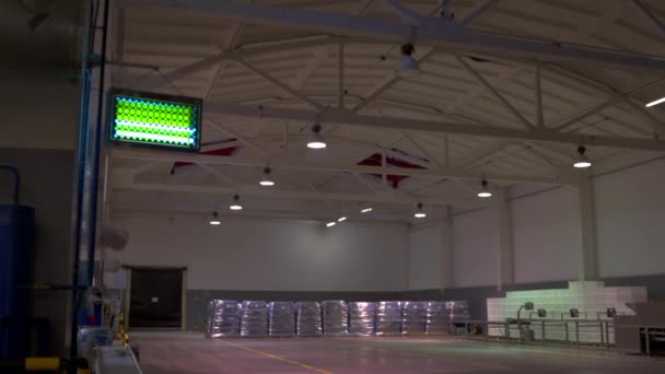 Static shoot of a giant warehouse. Empty warehouse after quarantine restrictions — Vídeo de Stock