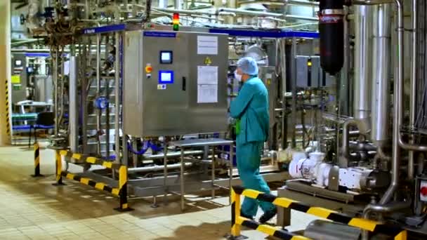Fabrika işçisinin görüntüsü. Büyük endüstriyel makinenin kontrol paneli. — Stok video
