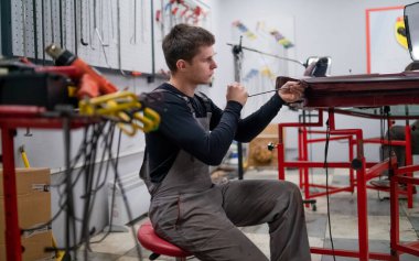 Dent, genç profesyonel araba tamircisinin çalışma sürecini kaldırıyor. 