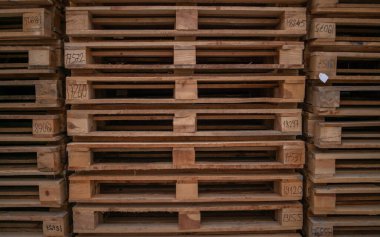 Tahta kargo paleti yığınları