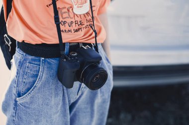 Kemerinde kamera olan sıska bir kızın resmi yok. 