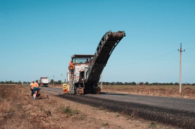Güneşli bir günde ovada yeni bir yol inşaatı.