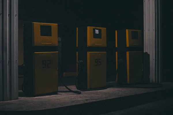 旧废弃复古式加油站的夜间照片. — 图库照片