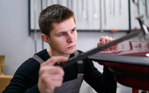 Processamento de nenhuma pintura usando tecnologia de restauração de dente por jovens técnicos — Fotografia de Stock