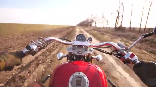 POV fietsen onverharde weg door wilde herfst vallei op moderne rode motorfiets — Stockvideo