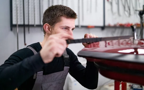 Processamento de nenhuma pintura usando tecnologia de restauração de dente por jovens técnicos — Fotografia de Stock