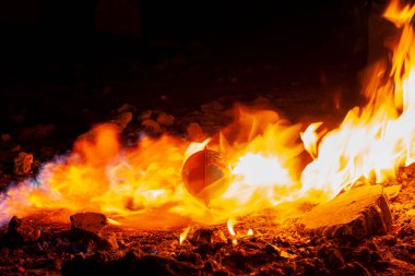 Terk edilmiş uzayda ateş çemberi. 2020 yılına paralel