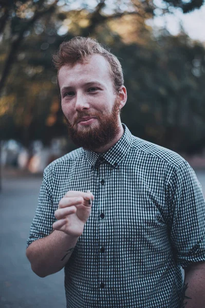 Smiley hipster style man smoke cigarette outdoors — 图库照片