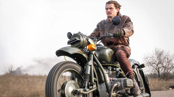 Вид стильного крутого человека в кожаной куртке на мотоцикле — стоковое фото