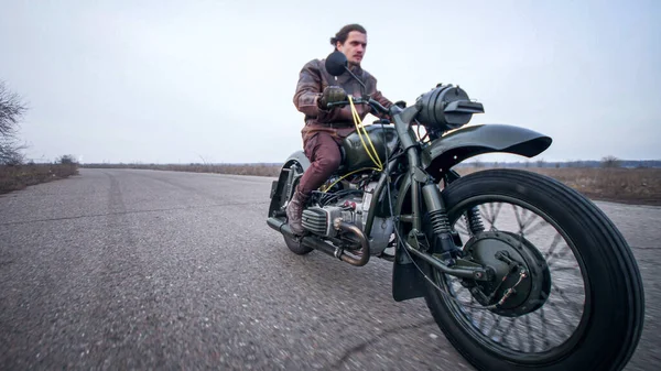 Vista de homem elegante legal em couro jaqueta equitação motocicleta — Fotografia de Stock