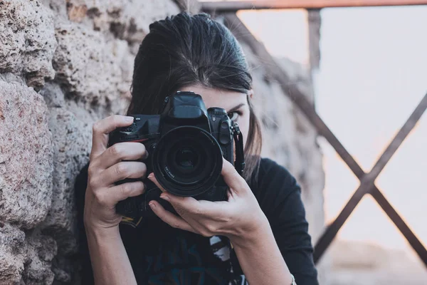 Young photographer girl works with professional camera. — Photo