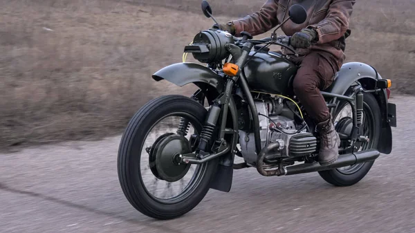 Utsikt över snygg cool man i läder jacka ridning motorcykel — Stockfoto