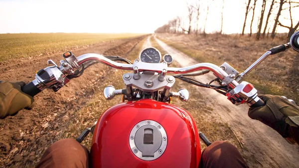 POV rowerowa polna droga przez dziką jesienną dolinę na nowoczesnym czerwonym motocyklu — Zdjęcie stockowe